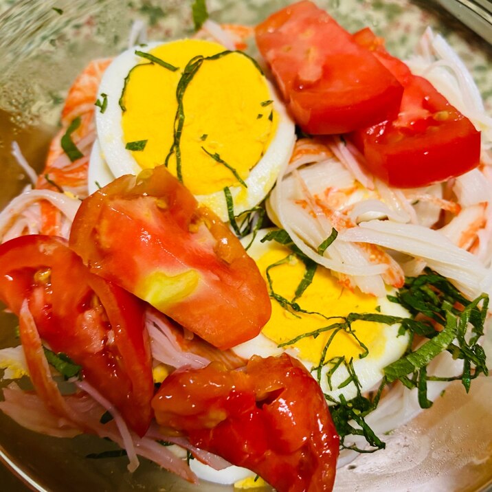 トマトとカニカマと卵の赤と黄色のサラダ